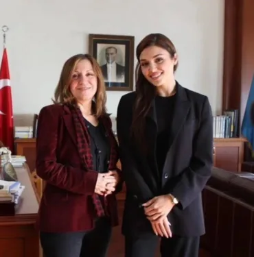 Hande Erçel eğitimini tamamlamak için okula geri döndü!