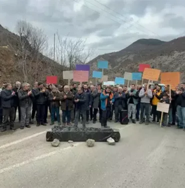 Heyelan riski bulunan yolda 'siyah tabutlu' eylem!