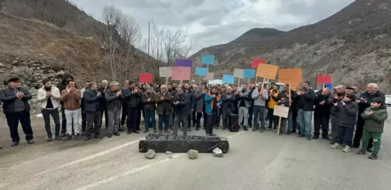 Heyelan riski bulunan yolda 'siyah tabutlu' eylem!