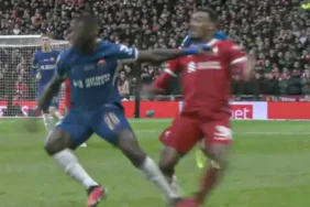 İngiltere'de skandal pozisyon! Gravenberch'in ayağının bile kırılabileceği pozisyonda faul kararı çıkmadı