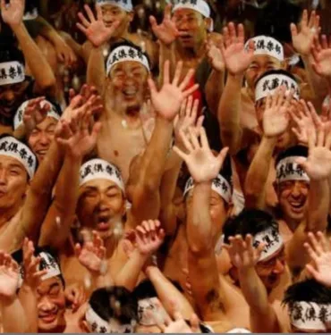 Japonya'nın geleneksel 'Çıplak Festivali'nde kadınlar da sahne aldı!