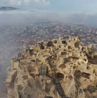 Kapadokya'daki manzaranın tadını 'yine' turistler çıkarıyor