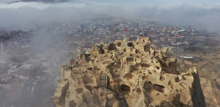 Kapadokya'daki manzaranın tadını 'yine' turistler çıkarıyor