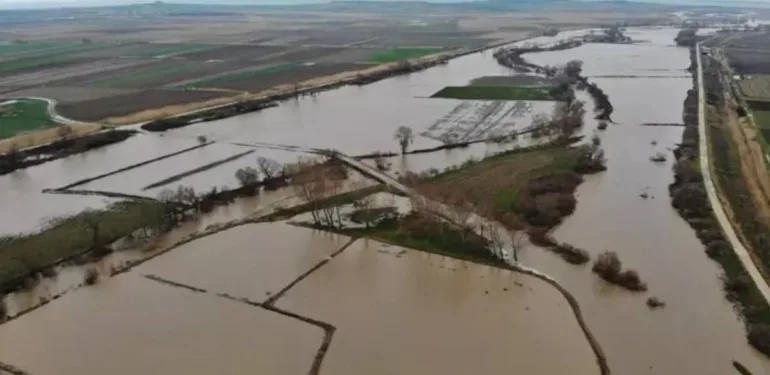 Karamenderes Çayı taştı! Su altında kalan tarlalar dron ile görüntülendi
