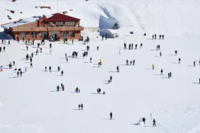 Kayak merkezlerinde en fazla kar kalınlığı 168 santimetreyle Hakkari'de ölçüldü