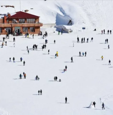 Kayak merkezlerinde en fazla kar kalınlığı 168 santimetreyle Hakkari'de ölçüldü