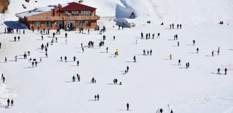 Kayak merkezlerinde en fazla kar kalınlığı 168 santimetreyle Hakkari'de ölçüldü