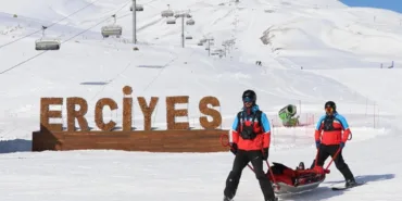 Kayakseverlerin güvenliği onlardan soruluyor... Erciyes'in pist güvenliği timi görev başında