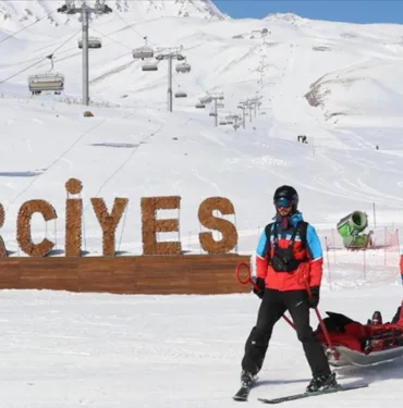 Kayakseverlerin güvenliği onlardan soruluyor... Erciyes'in pist güvenliği timi görev başında