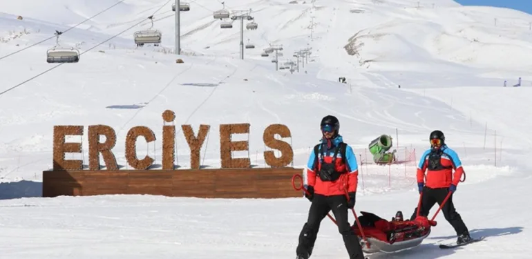 Kayakseverlerin güvenliği onlardan soruluyor... Erciyes'in pist güvenliği timi görev başında