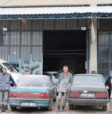 Kütahyalı Emine usta 22 yıldır sanayide eşiyle oto kaporta ve boya işi yapıyor...