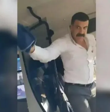 Maaşına zam yapılınca belediye otobüsünü durdurup göbek attı