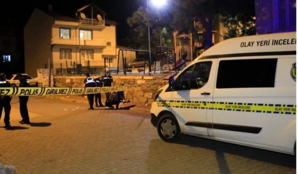 Manisa'da bıçaklı kavga 2 kişi yaralandı
