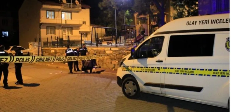 Manisa'da bıçaklı kavga 2 kişi yaralandı
