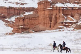 Narman Peribacaları’nda kar üstünde dörtnala romantik gezi