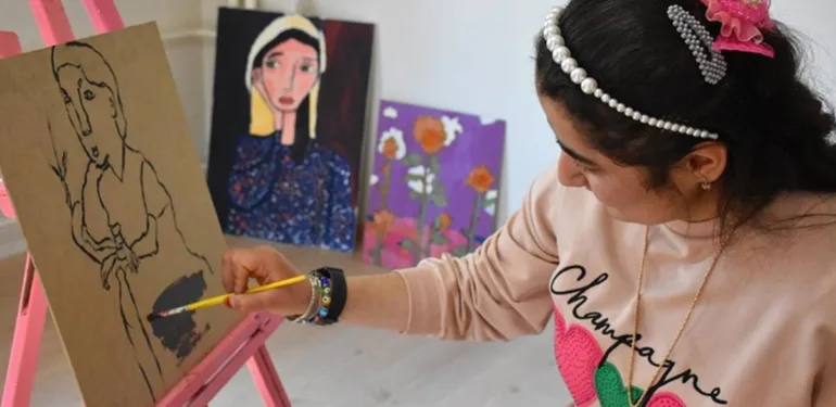 Öğretmenleri tarafından keşfedildi! Özel gereksinimli Zehra'nın resim yeteneği hayatını renklendirdi