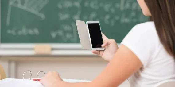 Okullarda sınıf annesi uygulaması ve cep telefonu yasaklandı