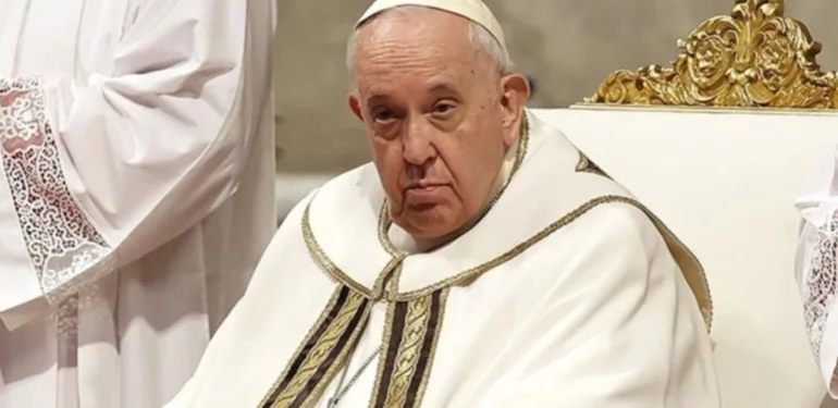 Papa Francis yeniden hastaneye kaldırıldı