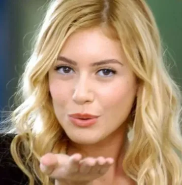 Sinem Kobal kardeşinin doğum gününü kutladı, görenler çok şaşırdı! Meğer Selena'da o da oynamış...