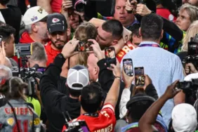 Taylor Swift Super Bowl'da sahaya indi! Sevgilisi Travis Kelce'yi öptüğü anlar gündem oldu