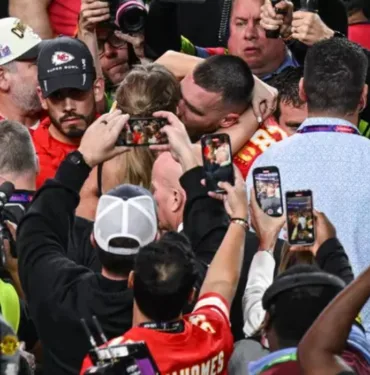 Taylor Swift Super Bowl'da sahaya indi! Sevgilisi Travis Kelce'yi öptüğü anlar gündem oldu