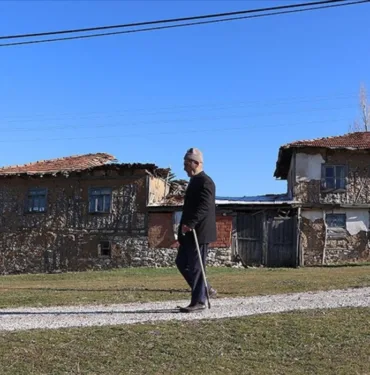 Terk edilmiş köyde iki yıldır tek başına yaşıyor 'Onun yokluğunu her zaman hissediyorum'