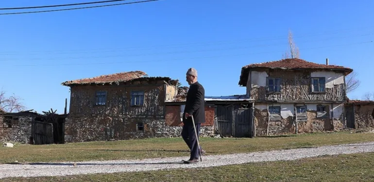 Terk edilmiş köyde iki yıldır tek başına yaşıyor 'Onun yokluğunu her zaman hissediyorum'