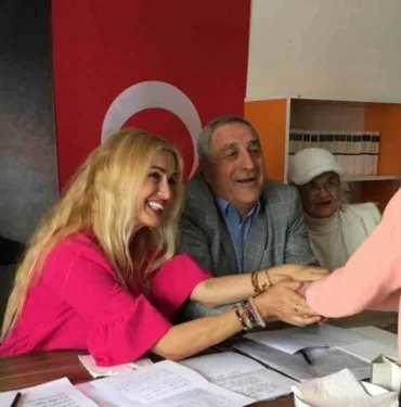 Tuğba Özay babası İlhan Özay adına düzenlenen şiir yarışmasına katıldı!