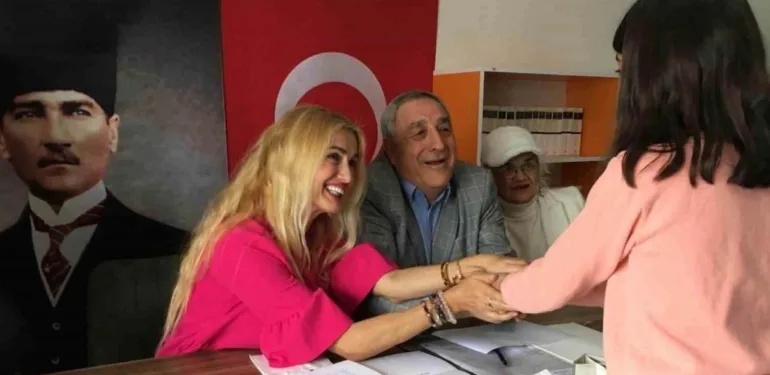 Tuğba Özay babası İlhan Özay adına düzenlenen şiir yarışmasına katıldı!