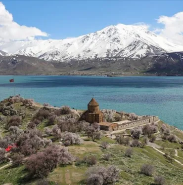 Van Gölü'nde su çekilince bir anda ortaya çıkan şey balıkçıları şaşkına çevirdi