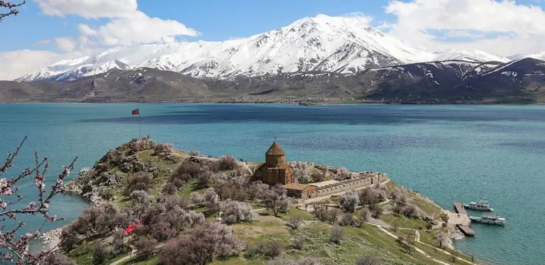 Van Gölü'nde su çekilince bir anda ortaya çıkan şey balıkçıları şaşkına çevirdi