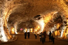 Yer altındaki tuz mağaraları, turistlerin uğrak noktalarından biri olarak dikkat çekiyor