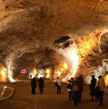Yer altındaki tuz mağaraları, turistlerin uğrak noktalarından biri olarak dikkat çekiyor