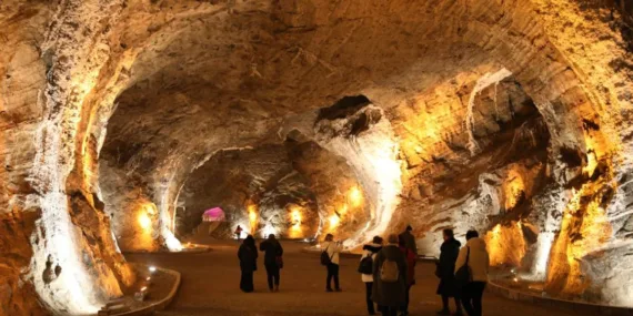 Yer altındaki tuz mağaraları, turistlerin uğrak noktalarından biri olarak dikkat çekiyor