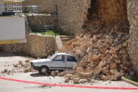 Yıkılan istinat duvarı bir otomobilde hasara yol açtı
