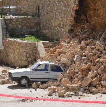Yıkılan istinat duvarı bir otomobilde hasara yol açtı