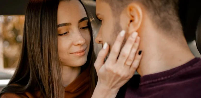 İlişki yaparken dikkat edin! Ciddi ilişkiye inanan 4 erkek burcu…