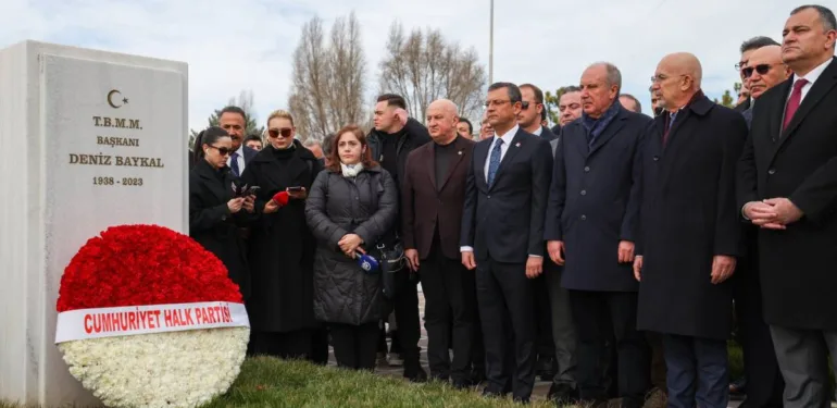 deniz baykal mezarı başında anıldı