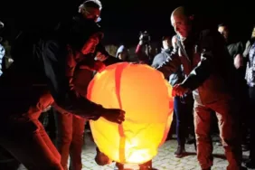 depremzedeler gökyüzüne dilek feneri bıraktı