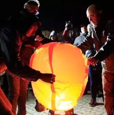depremzedeler gökyüzüne dilek feneri bıraktı