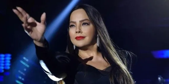 Ünlü şarkıcı sahnede açıkladı: Ebru Gündeş’ten ‘estetik’ itirafı