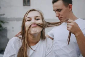 eşinin saçını yapan erkek burçları