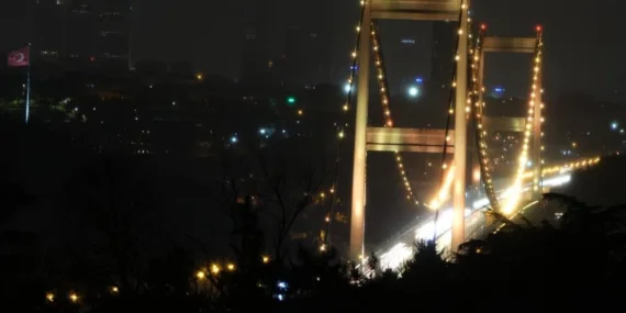 FSM Köprüsü çocuklar için ışıklandırıldı… Kansere dikkat çekildi!