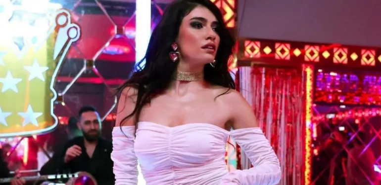 Pavyondan yeni pozlar! Hazar Ergüçlü eleştirilere gönderme yaptı