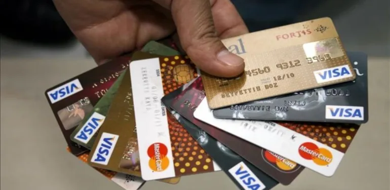 Kredi kartlarında neler kısıtlanacak? Ünlü ekonomist tek tek açıkladı!