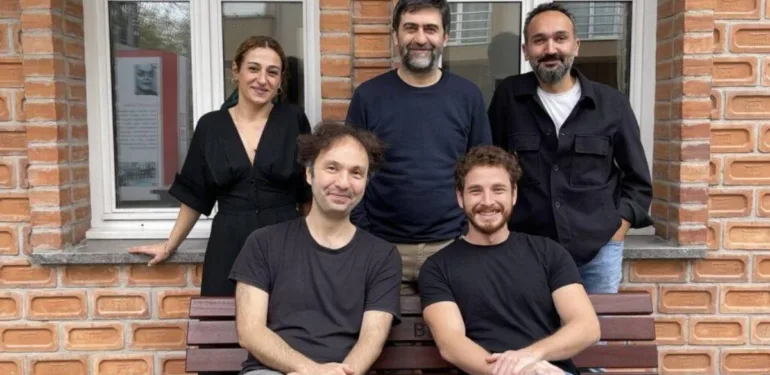 Öteki tiyatro oyununun konusu nedir, oyuncuları kim?