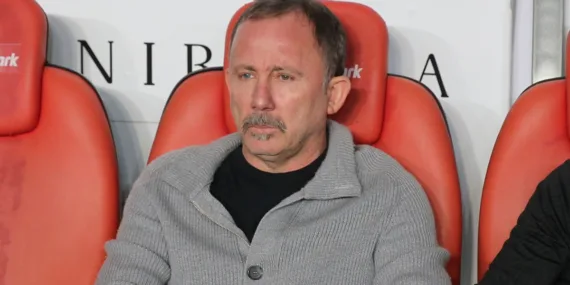 Beşiktaş’ta gerginlik: Sergen Yalçın’a su şişesi atıldı!