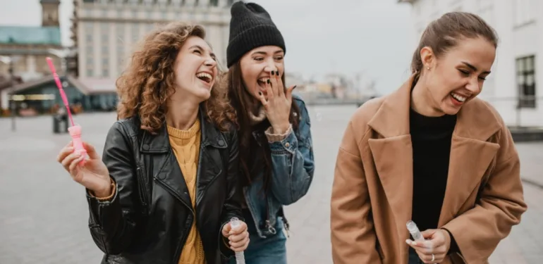 Çevrenizde parlayan 4 sosyal kelebek burç!