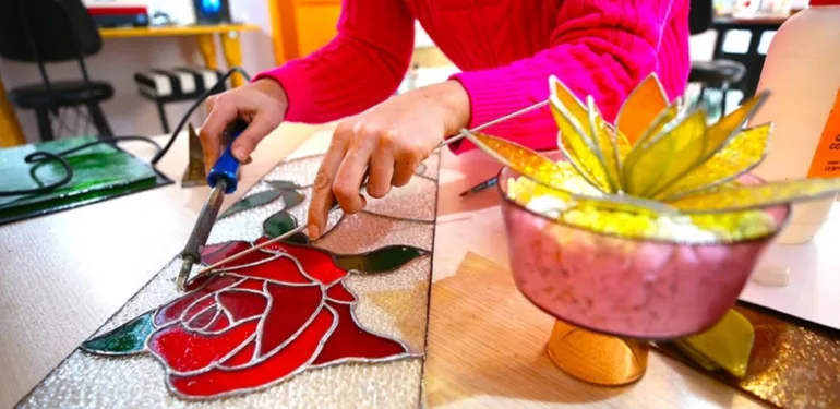 sur vitray sanatıyla renkleniyor