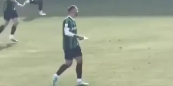 Elinde telefonla maça çıktı… Nedeni herkesi şaşırttı!